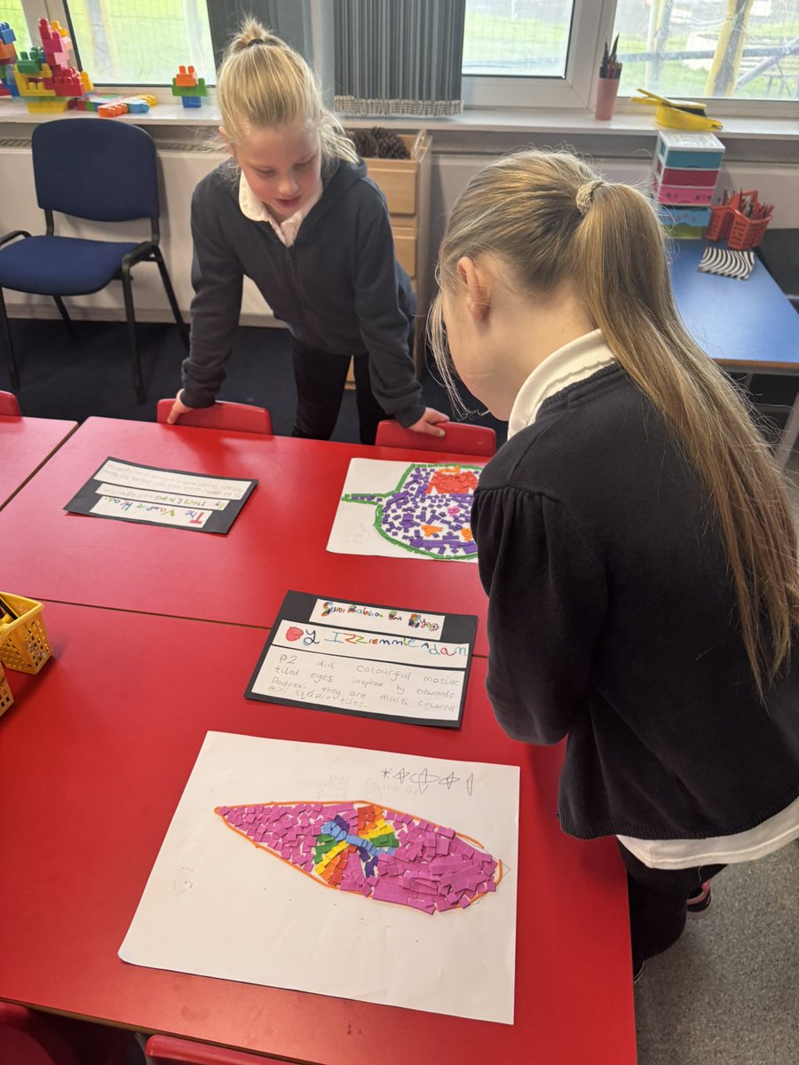 P4 loved creating Paolozzi inspired prints to display in our very own modern art gallery🎨🖼️ They were able to appreciate all of the other art from around the school too #stlukescurriculum #stlukeslikes