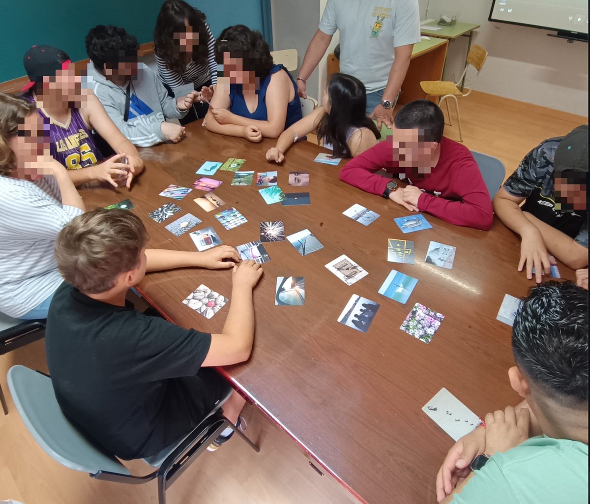 FarComunitari's tweet photo. Aquests dies hem fet els darrers tallers sobre refugiats de @Gavadretshumans amb el Carlos Andrés, activista pels drets humans i LGTBIQ+🏳️‍🌈, a l'Institut Escola Gavà Mar i a l'Escola Maria Felip. Gràcies per la bona rebuda de tot l'alumnat i professorat🫶 https://t.co/ZB8FivFyHn