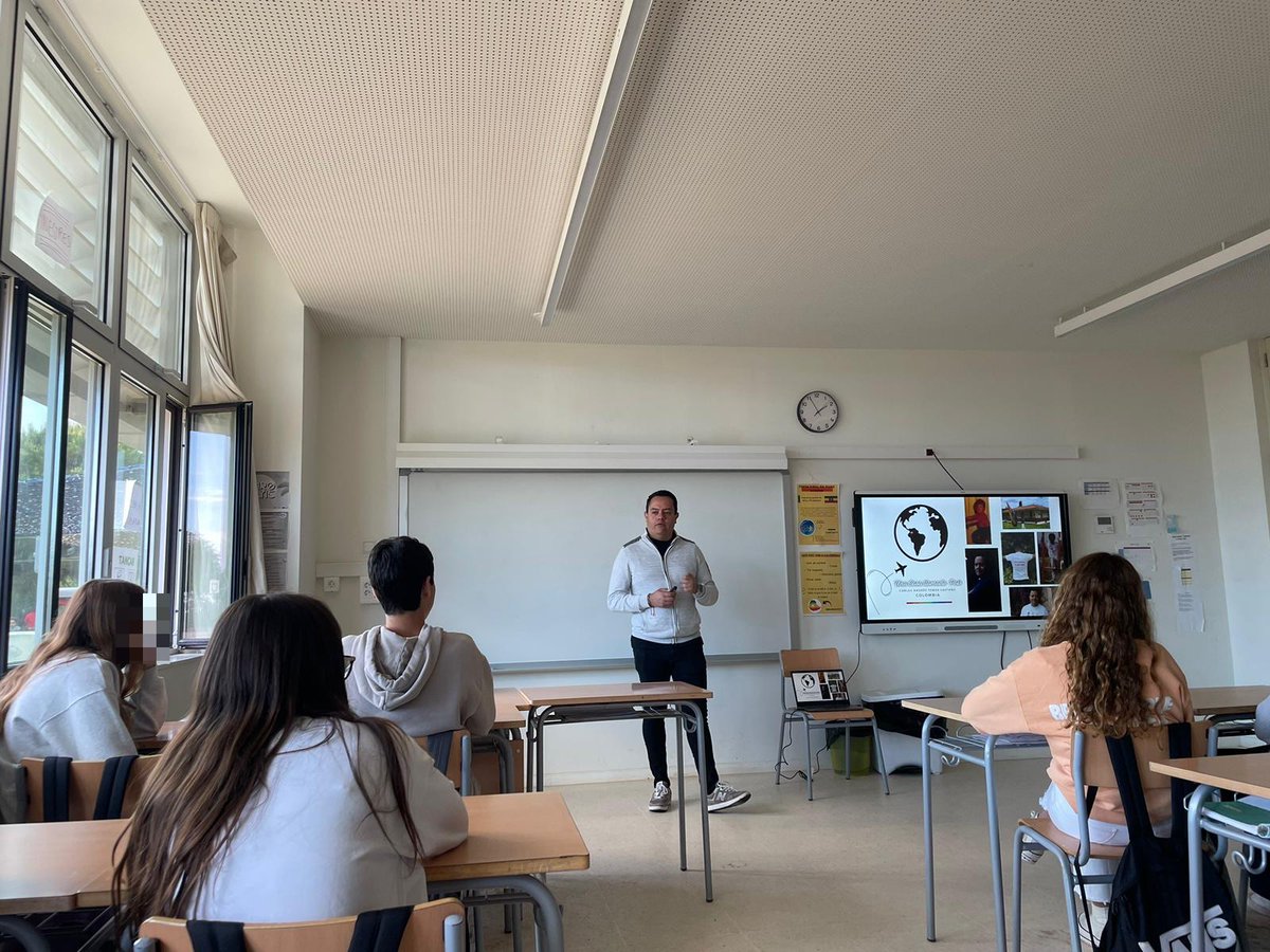 FarComunitari's tweet photo. Aquests dies hem fet els darrers tallers sobre refugiats de @Gavadretshumans amb el Carlos Andrés, activista pels drets humans i LGTBIQ+🏳️‍🌈, a l'Institut Escola Gavà Mar i a l'Escola Maria Felip. Gràcies per la bona rebuda de tot l'alumnat i professorat🫶 https://t.co/ZB8FivFyHn