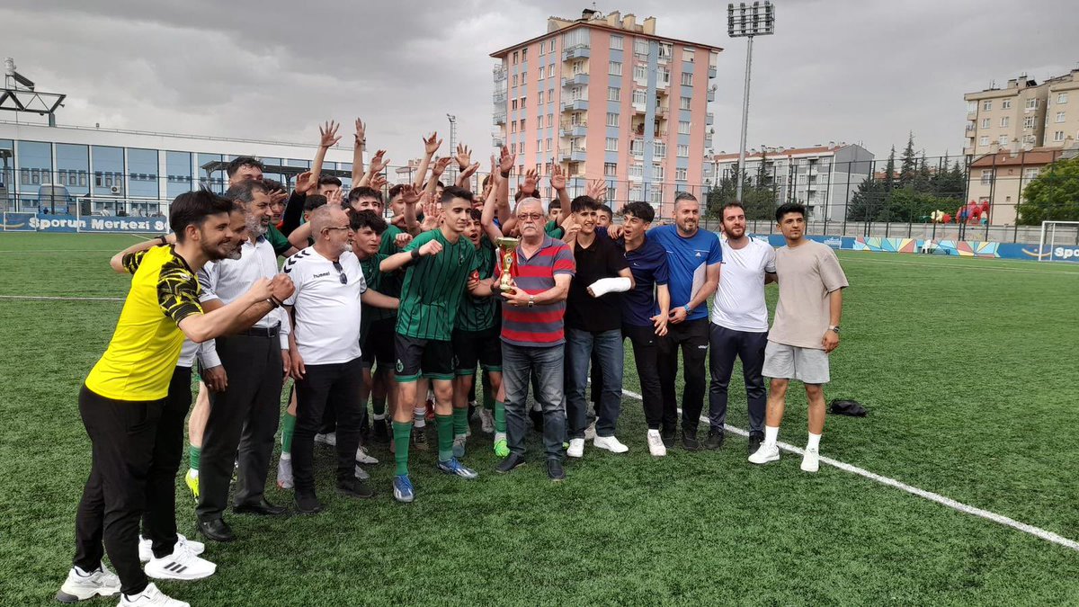 Karatay Belediyespor Kulübümüzden bir şampiyonluk daha geldi.🏆 U17 Futbol Takımımız elde ettiği şampiyonlukla şehrimizi Türkiye Şampiyonası’nda temsil etmeye hak kazandı. Sporcularımızı ve antrenörlerimizi tebrik ediyorum.👏🏻👏🏻👏🏻
