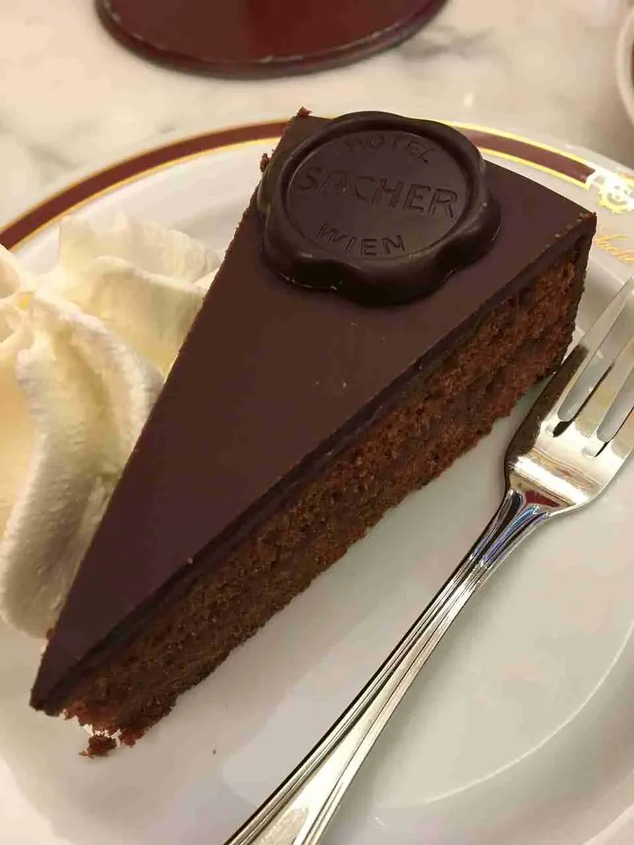 🇦🇹 𝐓𝐡𝐞 𝐁𝐞𝐬𝐭 𝐒𝐚𝐜𝐡𝐞𝐫𝐭𝐨𝐫𝐭𝐞: 𝐒𝐚𝐜𝐡𝐞𝐫 𝐨𝐫 𝐃𝐞𝐦𝐞𝐥? 🇦🇹 The Sachertorte rivalry between Hotel Sacher and Demel in Vienna is legendary. But who exactly invented the original recipe? #Vienna #sachertorte #cake 🇦🇹 𝐑𝐞𝐜𝐢𝐩𝐞 >> lucandjune.com/the-great-sach…