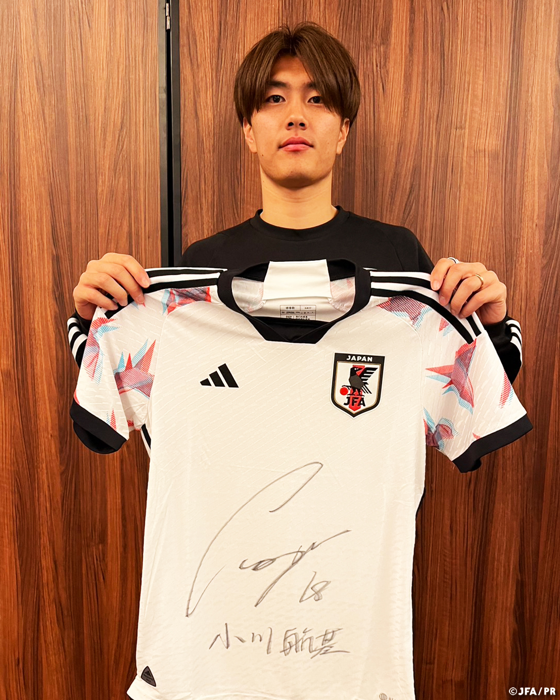 【在庫一掃】 サッカー日本代表FW 小川航基選手直筆サイン入りユニフォーム ウェア