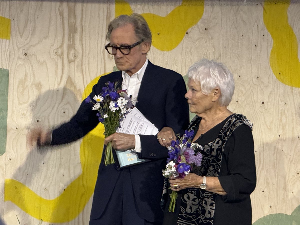 Bill Nighy shares bouquets with Dame Judi Dench having interviewed her ⁦@CHSLitFest⁩ Both extremely funny. Give them a show! #creativeindustries