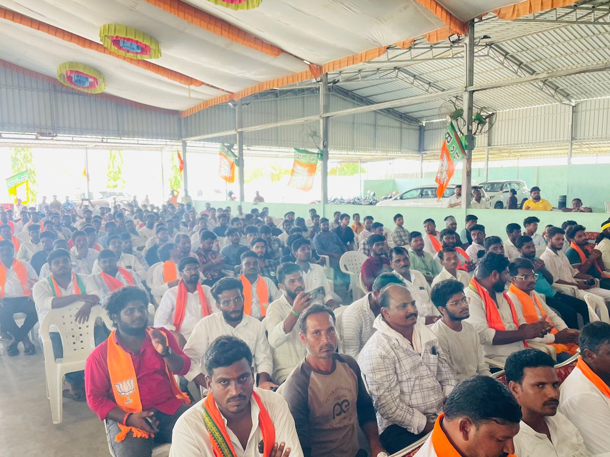 Borlakunta Venkatesh Netha (@bvenkateshnetha) on Twitter photo ఉమ్మడి వరంగల్ ఖమ్మం నల్గొండ పట్టభద్రుల ఎమ్మెల్సీ ఉప ఎన్నికల సందర్భంగా నాగార్జునసాగర్ నియోజకవర్గంలోని పెద్దవూరాలో నిర్వహించిన సమావేశంలో మాజీ మంత్రివర్యులు <a href="/Eatala_Rajender/">Eatala Rajender</a> గారితో కలిసి పాల్గొనడం జరిగింది.
<a href="/BJP4Telangana/">BJP Telangana</a> <a href="/BJP4India/">BJP</a>
#voteforbjp ఉమ్మడి వరంగల్ ఖమ్మం నల్గొండ పట్టభద్రుల ఎమ్మెల్సీ ఉప ఎన్నికల సందర్భంగా నాగార్జునసాగర్ నియోజకవర్గంలోని పెద్దవూరాలో నిర్వహించిన సమావేశంలో మాజీ మంత్రివర్యులు <a href="/Eatala_Rajender/">Eatala Rajender</a> గారితో కలిసి పాల్గొనడం జరిగింది.
<a href="/BJP4Telangana/">BJP Telangana</a> <a href="/BJP4India/">BJP</a>
#voteforbjp