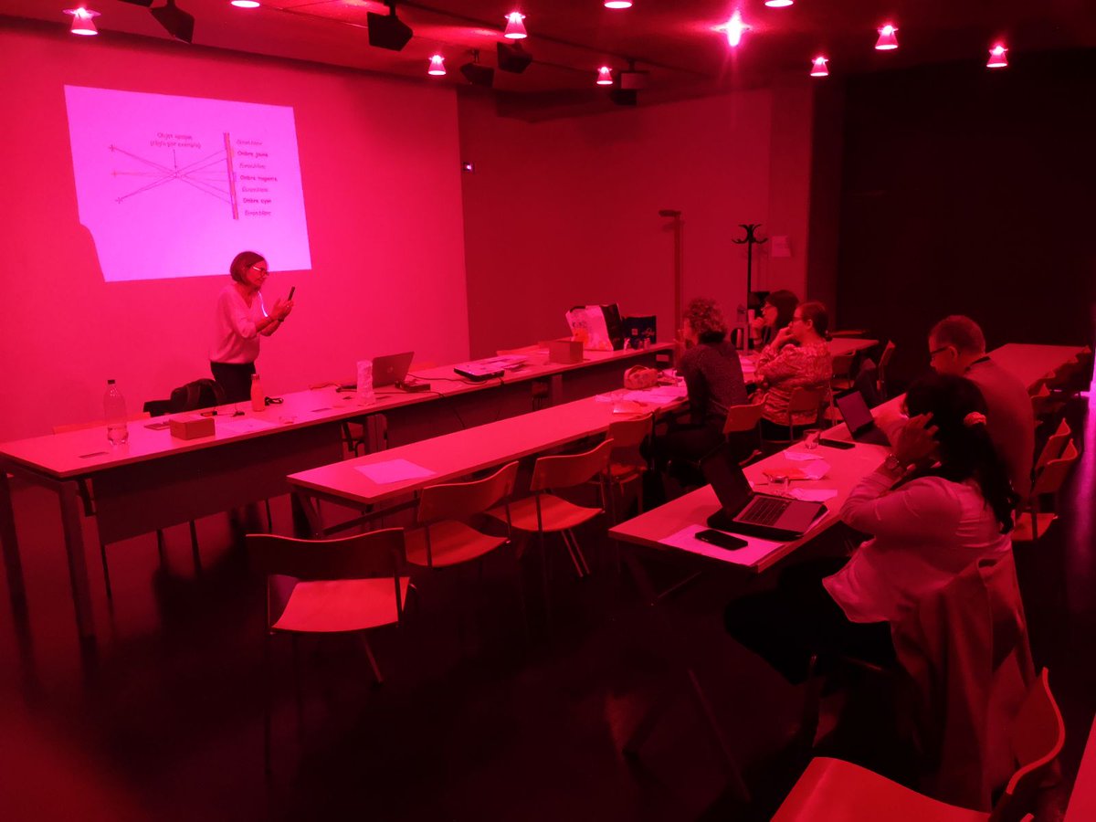 MPLS_CA's tweet photo. 22.05 • session haute en couleurs avec l'atelier du mercredi "jouer avec la lumière, couleurs des objets" @MPLS_CA
Travail sur la perception de la couleur puis aide à la transposition didactique en classe. Créer des ombres colorées @universitereims @AcReims @AcadSciences #lamap https://t.co/pEgZdFGa6a