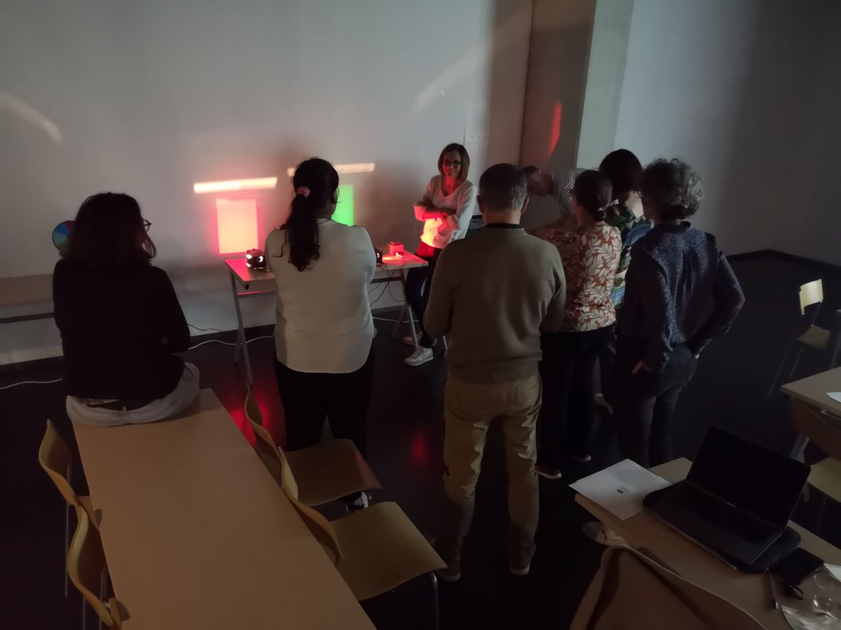 MPLS_CA's tweet photo. 22.05 • session haute en couleurs avec l'atelier du mercredi "jouer avec la lumière, couleurs des objets" @MPLS_CA
Travail sur la perception de la couleur puis aide à la transposition didactique en classe. Créer des ombres colorées @universitereims @AcReims @AcadSciences #lamap https://t.co/pEgZdFGa6a