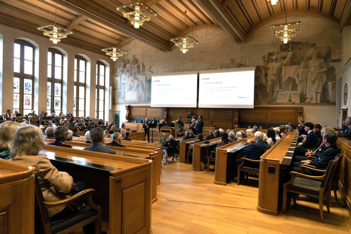 Hansjörg Wyss erhielt gestern die Ehrenbürgerschaft der Stadt Bern. Wegbegleiter*innen, Freunde und Familienangehörige zollten dem Berner Unternehmer und Mäzen im Rathaus Dankbarkeit und Respekt. Der 88-Jährige betonte an der Feier die enge Verbundenheit mit seiner Heimatstadt.