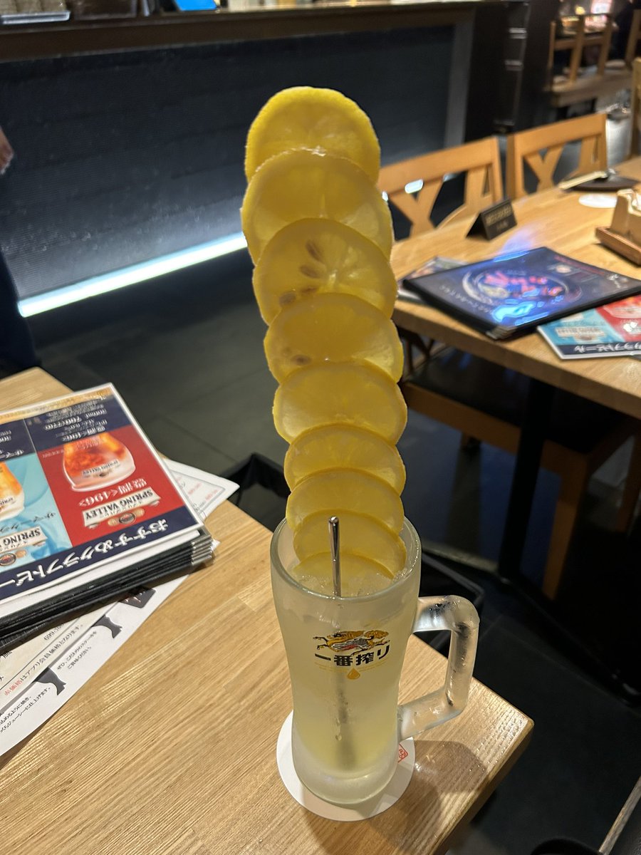 Raku069's tweet photo. レモンタワーって名前だったけど、予想以上に高かった(笑)

高すぎて飲めなかったから手でポッキリしちゃったよ😂 https://t.co/7qKUba0Dz6
