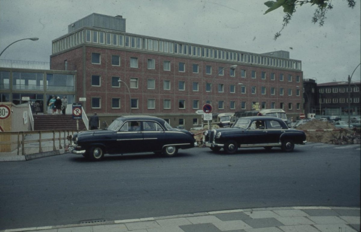 Blick auf das Verwaltungsgebäude des Hamburg Airport in den 1950er Jahren. Der Hamburger Flughafen ist der älteste Flughafen Deutschlands und wurde 1911 gegründet. 1920 wurden bei 348 Starts und Landungen 241 Passagiere gezählt. Heute liegt das Passagieraufkommen bei knapp 16