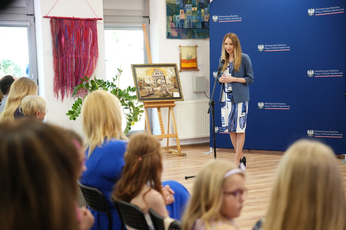 💬 Ministra @AgaBak podczas spotkania dot. urlopów dla rodziców wcześniaków i dzieci hospitalizowanych po narodzinach w #Warszawa: Jestem wzruszona i szczęśliwa, że na dwa dni przed jednym z najbardziej radosnych świąt, #DzieńMamy, spotykamy się, by świętować, by powiedzieć o tym