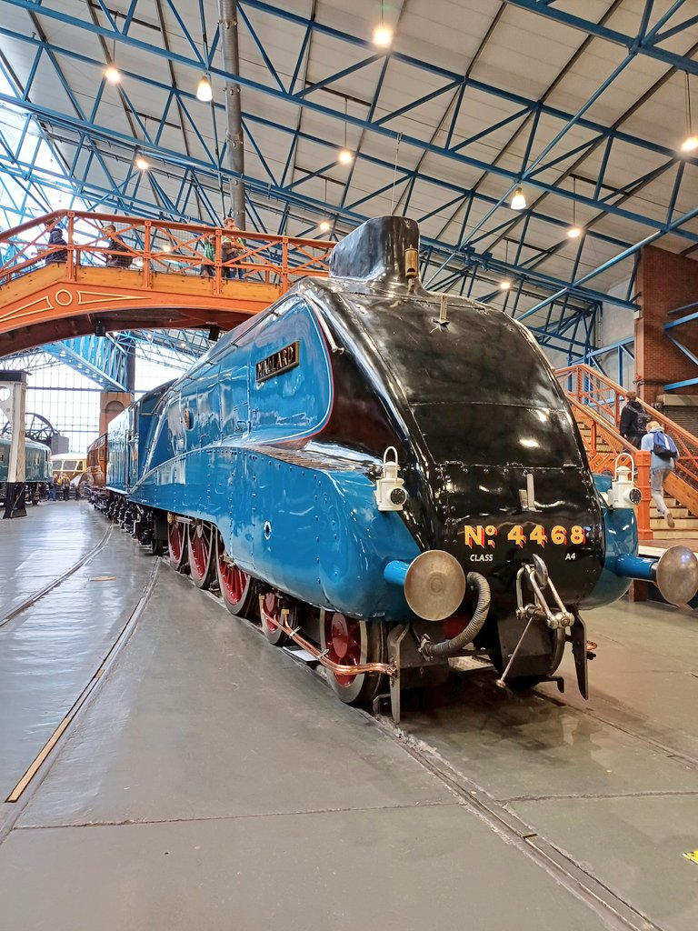 WilsonBone's tweet photo. #FootbridgeFriday indoor version. In @RailwayMuseum main hall with Gresley's A4 Pacific 4468 'Mallard' sat underneath.. https://t.co/wqGIImw863