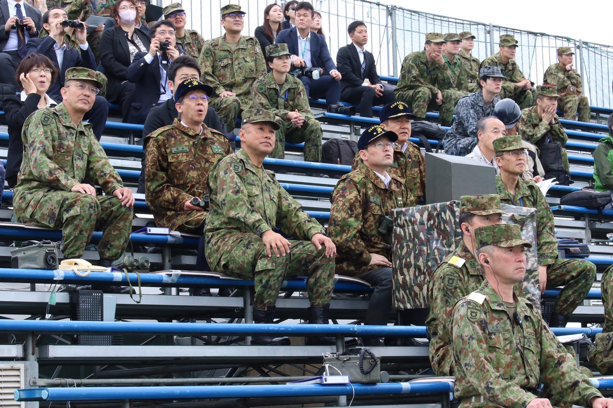 5月23日、鬼木防衛副大臣および松本防衛大臣政務官は、東富士演習場で