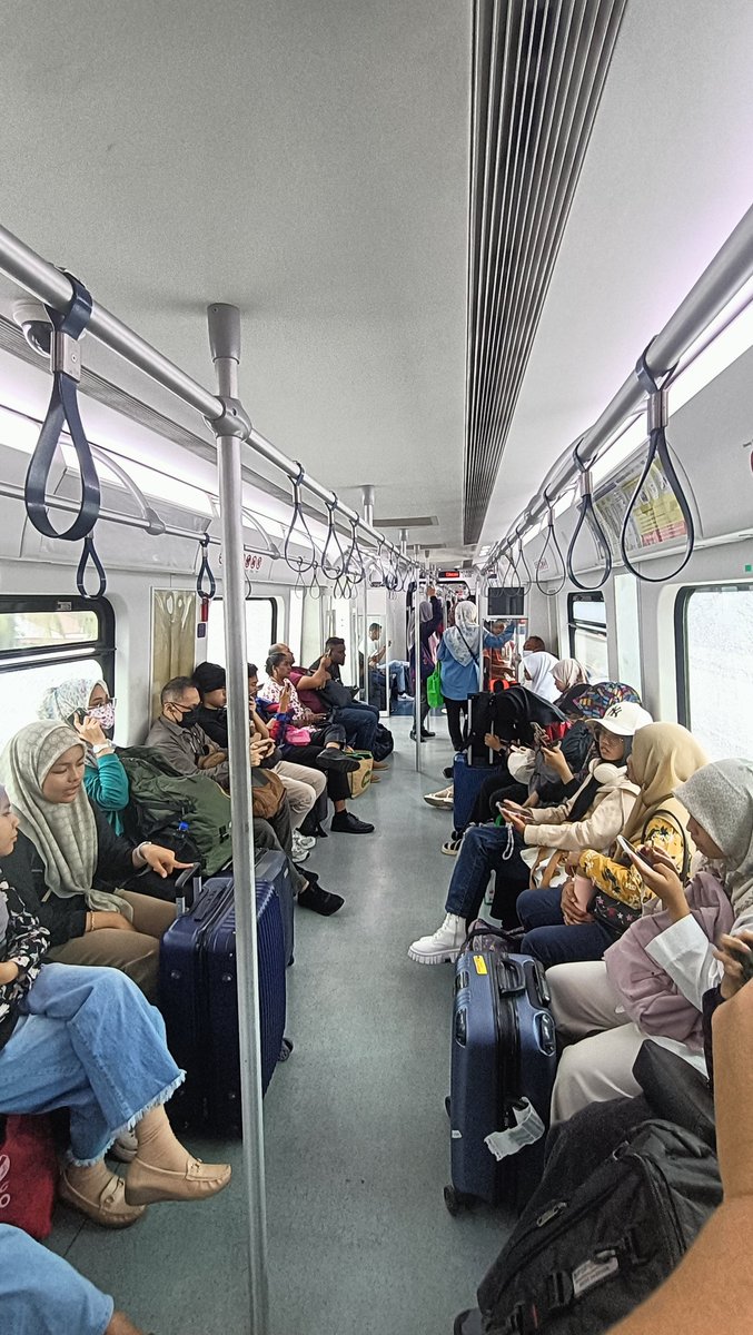 zamrimohamad's tweet photo. Ke Pesta Buku Antarabangsa Kuala Lumpur hari ini seperti warga kerja masuk jam 8.00 pagi, pulang jam 5.00 petang. Terima kasih KTM Berhad atas perkhidmatan komuter yang ada kekerapan tinggi ke Tanjong Malim. #Sekata https://t.co/cVSnqs6r6N