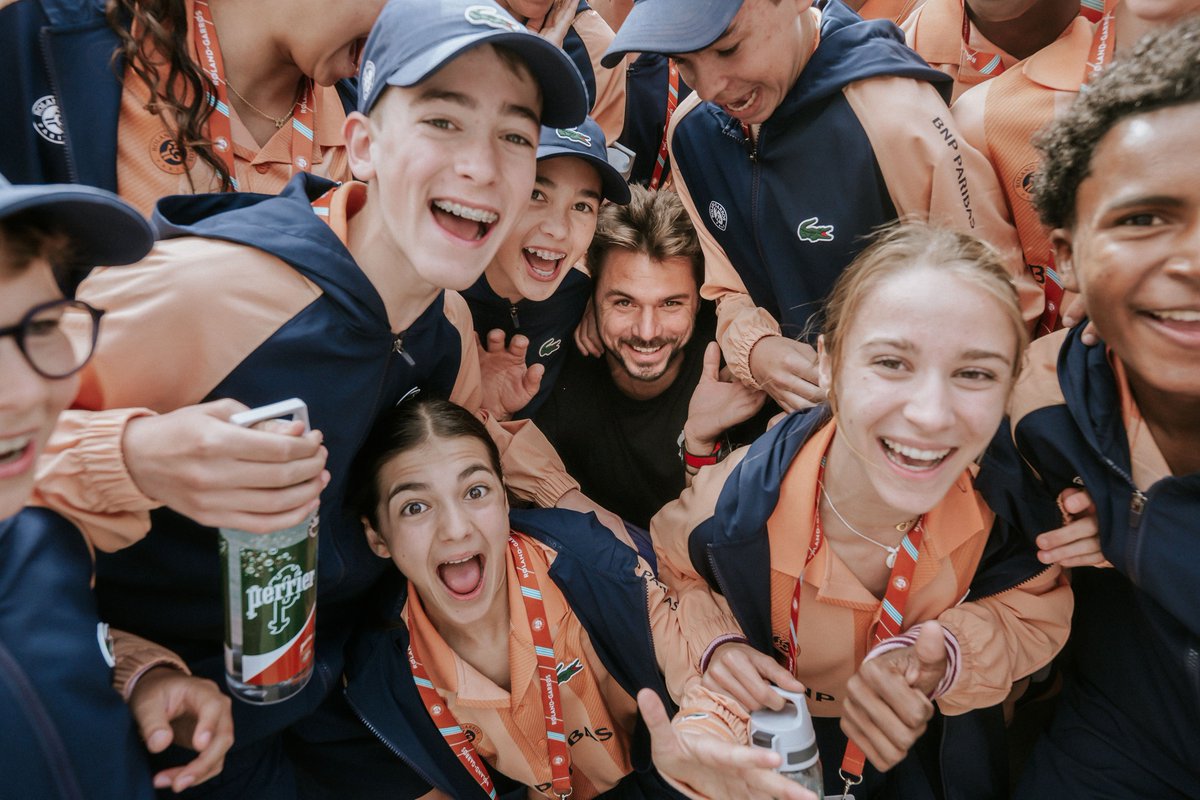 Special guest for the RG ballos warm-up 🧡 @stanwawrinka | #rolandgarros