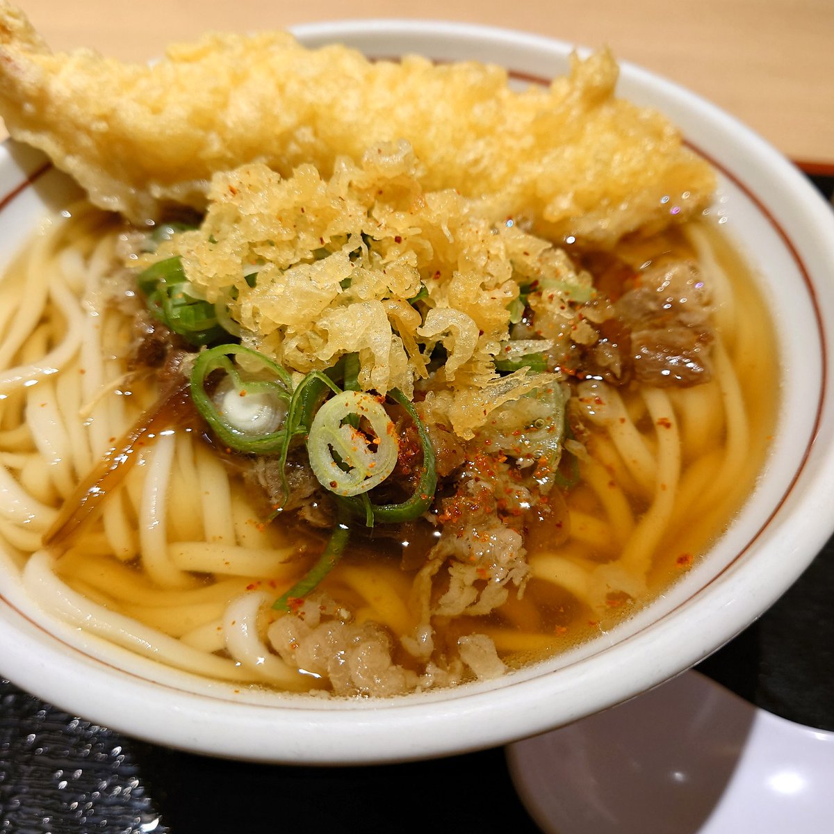 _7gtr's tweet photo. (ﾉ´･ω･)ﾉ≡【飯テロ】
肉うどんの海老天付き🦐 https://t.co/45BaHDO80w