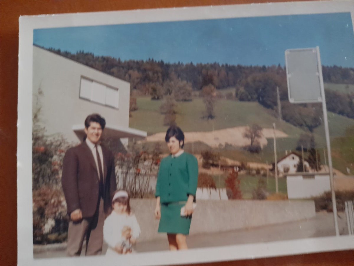 'A pesar de todo, vivimos unos buenos años' En 1966, Encarna, su marido y su hija de siete meses se marcharon a Suiza. Su historia es el ejemplo de muchas familias españolas que tuvieron que emigrar para alcanzar un futuro más próspero. www2.cruzroja.es/web/ahora/-/a-…
