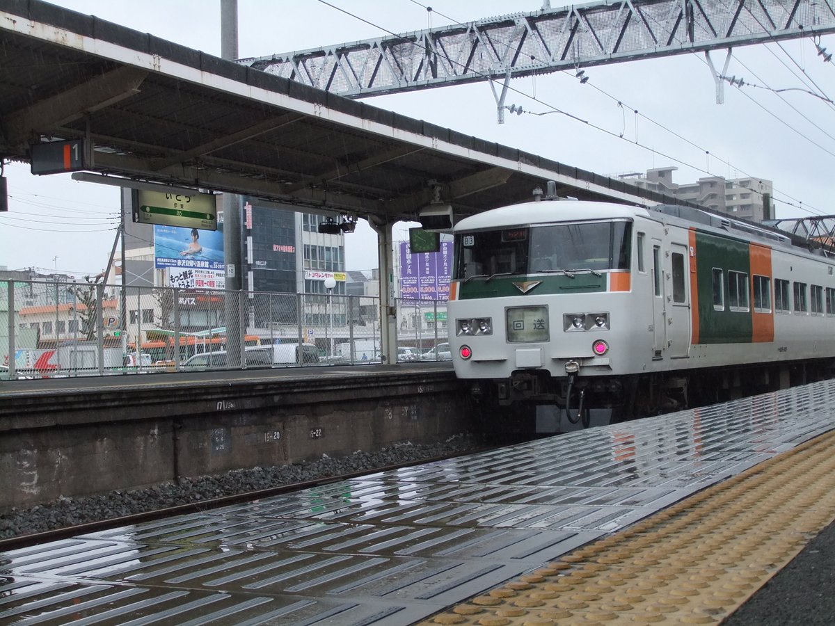 Tomo_Ishigaki's tweet photo. 「我が家に眠るちょっと懐かしの鉄道写真シリーズ」
伊東に到着した伊東止まりの普通列車521M
折り返しは踊り子にならず回送です
＠伊東駅2011.4.9
#185系 #521M https://t.co/sDHtLdlHDY