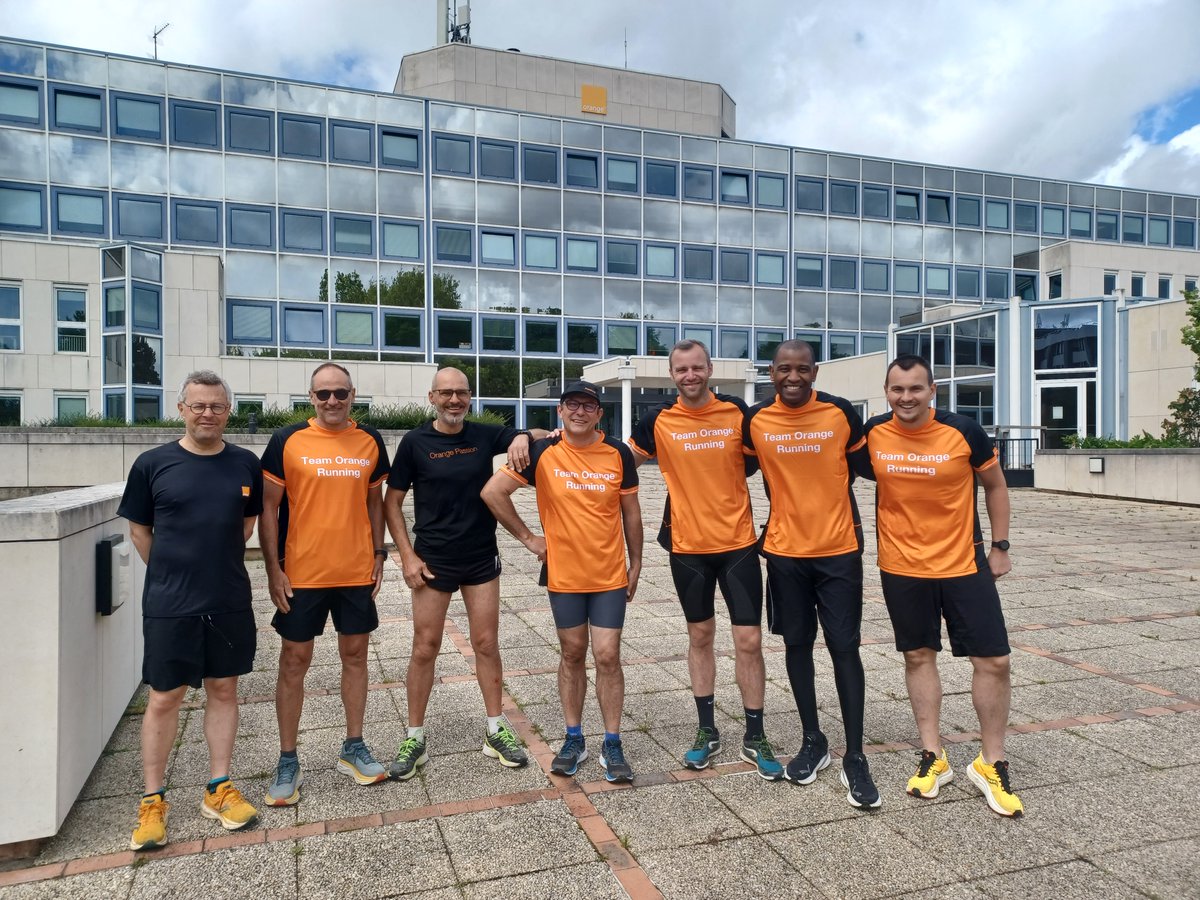 OrangePaysLoire's tweet photo. 🏃  Ils sont dans les starting-blocks ! 
Ce sont les collaborateurs @Orange d'Angers, prêts à affronter les autres équipes du marathon national relais inter-entreprises à Angers, vendredi prochain ! 
🙏 Merci de porter fièrement nos couleurs, bonne préparation !

👋 @BenoitGNT https://t.co/YmeJYkBFKQ