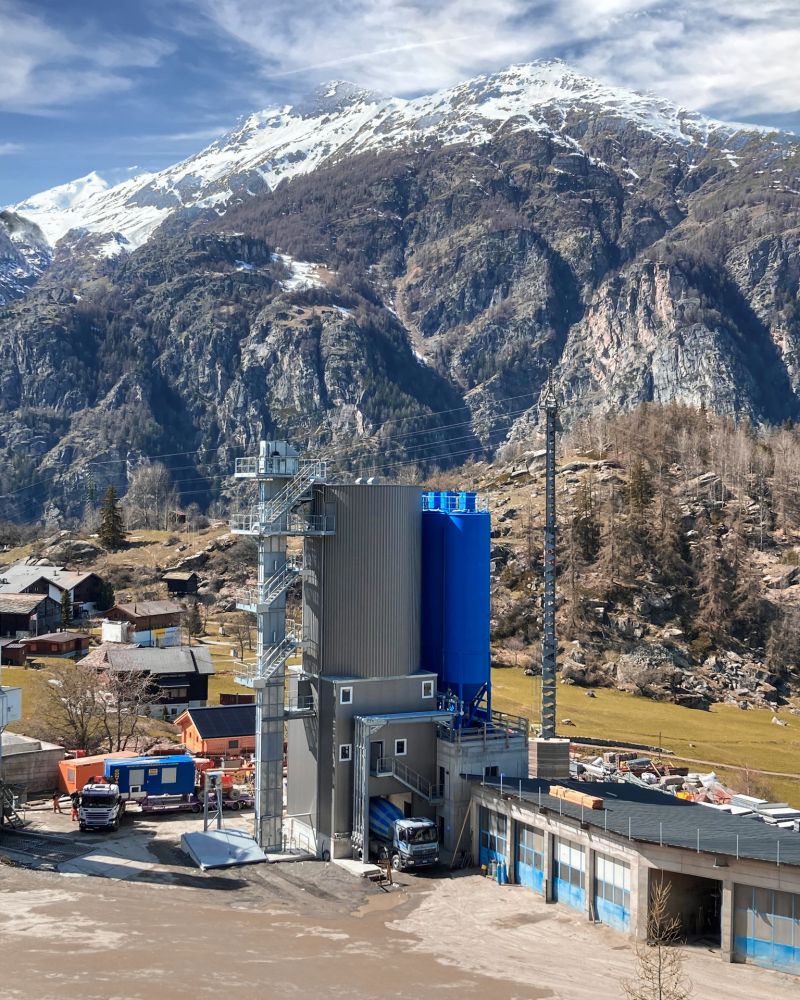 Brigger Bau AG  installed a #Liebherr concrete mixing tower in the middle of the beautiful Swiss countryside.

The vertical design of the Betomat batching plant enables economical concrete production without requiring much space.