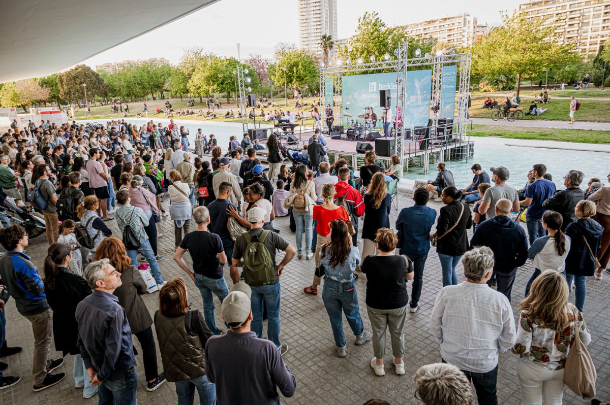 🎵 Hoy, último día del ciclo de música #UnLagoDeConciertos de @berkleevalencia🎶 en la @CACiencies. Disfruta de una gran variedad de estilos musicales con conciertos gratuitos al aire libre. ⏰ 20h  🔗 i.mtr.cool/thbylyochj