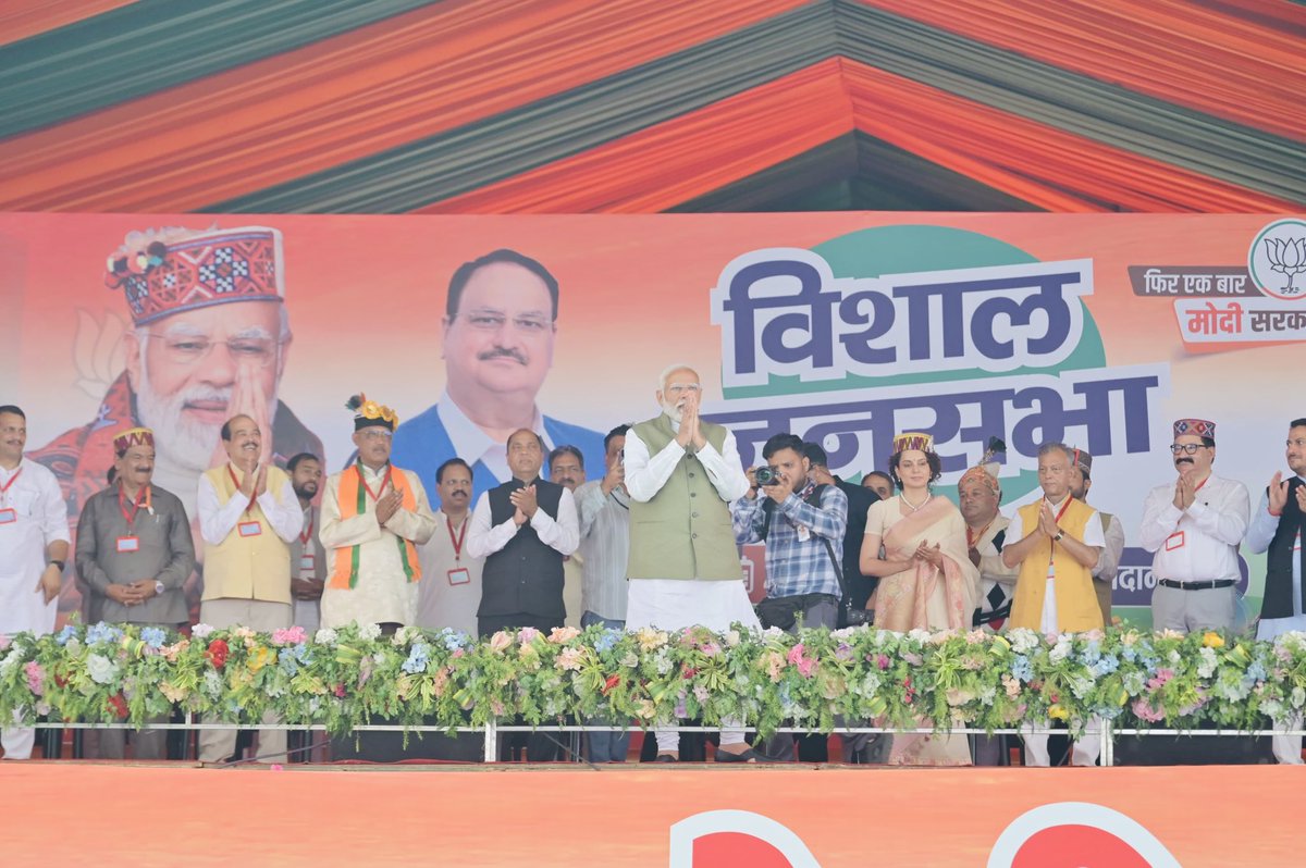 KanganaTeam's tweet image. Mandi mein aapka swagat hai Pradhanmantri ji 🥰🙏💐