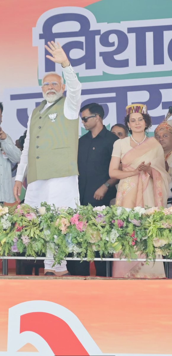 KanganaTeam's tweet image. Mandi mein aapka swagat hai Pradhanmantri ji 🥰🙏💐