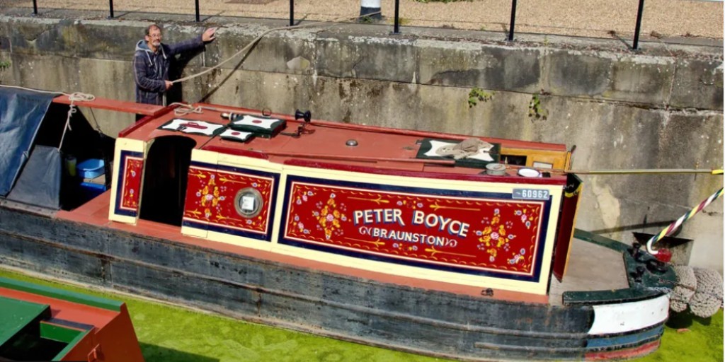 A #narrowboat which featured in a Hollywood film is to make an appearance at the #CrickBoatShow this weekend. Historic boat Renfrew will join six other working boats and dozens of other vessels at the annual canalside jamboree near Daventry. ow.ly/OEPU50RTJ8B 📷Kev Maslin