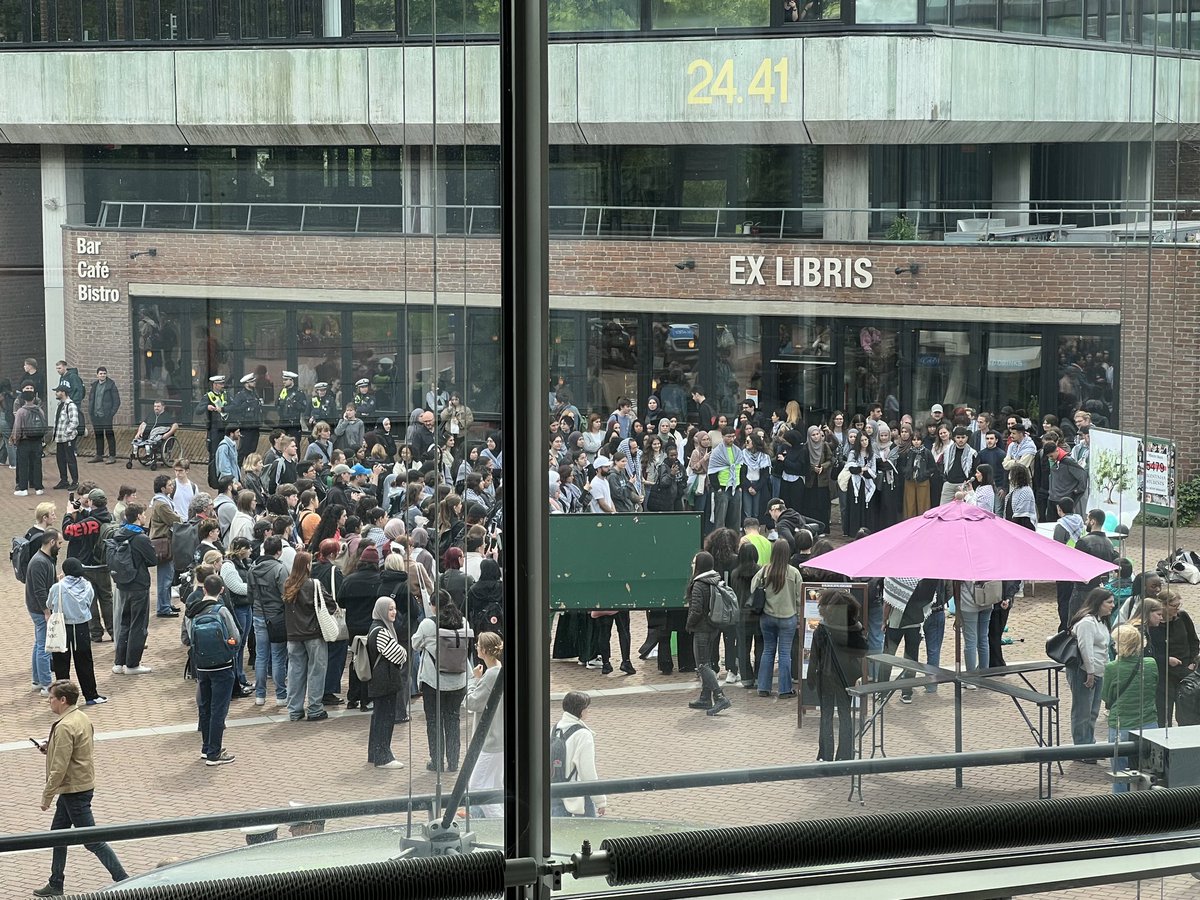 Am Mittwoch waren ≈ 200 Personen dem Aufruf der „Students for Palestine HHU“ u. „Die Linke.SDS Düsseldorf“ zur Kundgebung vor die Universitäts- u. Landesbibliothek der @HHU_de gefolgt. Neben israelfeindl. Behauptungen gab es auch einige differenzierte Forderungen. #dus2205 1️⃣/7️⃣