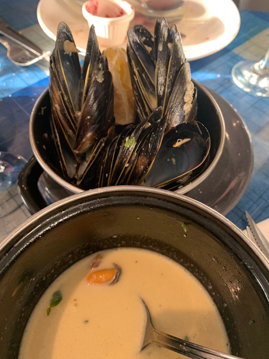 BeingLeanQueen's tweet photo. #LeanEating mussels! Frustrated wt mini bowl for shells. Stack as you go optimises space AND keeps dining area tidy for the rest of the meal! No more sauce strewn table! It's efficient to enjoy without the clutter AND enhances the experience! #SpaceSavvy #LeanDining 🍽️✨ https://t.co/RHWHvkml3w