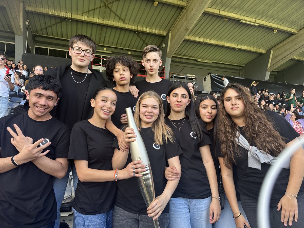 JulesPortet's tweet photo. Le Collège Jules Vallès a remporté le Prix de Bronze du Label Créativité parmi les 27 collèges participants pour la création de leur mini https://t.co/YvMh1AKbTB plus, les élèves ont eu le privilège de participer à l'événement de la flamme olympique en la portant tous ! https://t.co/qxoUBjGabs