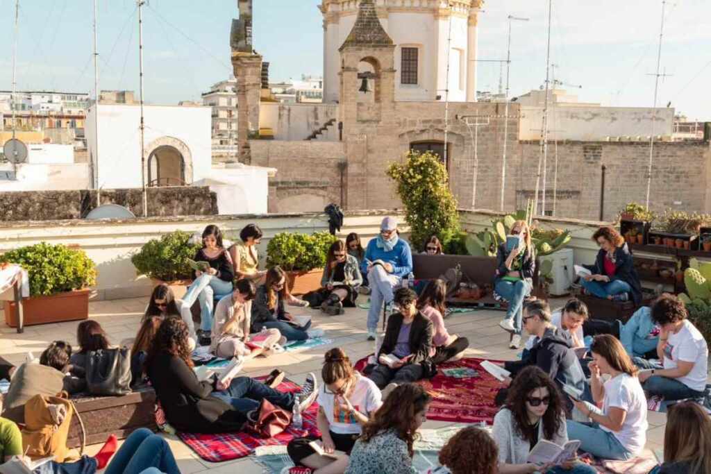 Da New York a Bari: anche nella città pugliese si sta diffondendo il Silent Reading Party con le persone che si ritrovano per leggere libri insieme senza l’interferenza degli smartphone