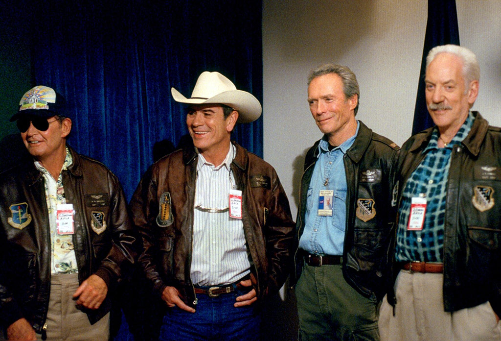 Quand l'un des plus grands acteurs du monde se rend dans l'espace avec ses amis astronautes cela donne #SpaceCowboys ! 

#ClintEastwood, #JamesGarner, #TommyLeeJones et #DonaldSutherland en orbite pour notre plus grand plaisir ! 

Quel bonheur et une maîtrise folle !