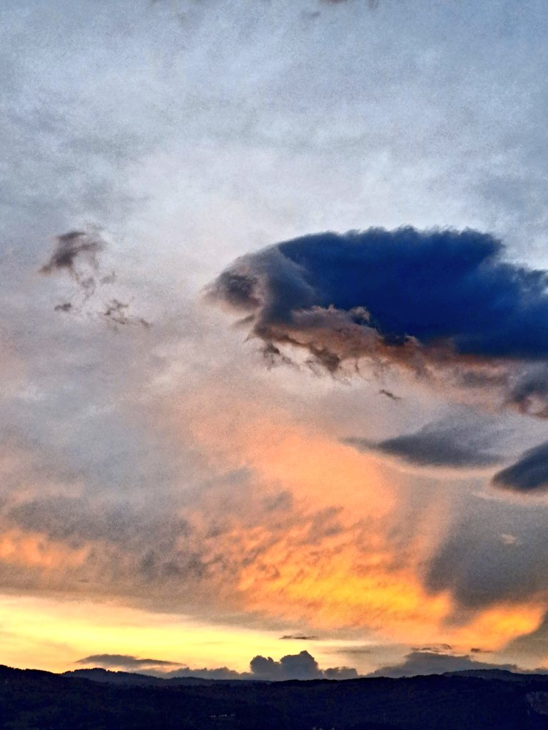 Je veux l'orage... Tes mots La folie Ton rire La passion Ton envie Le feu Je veux... Toi !