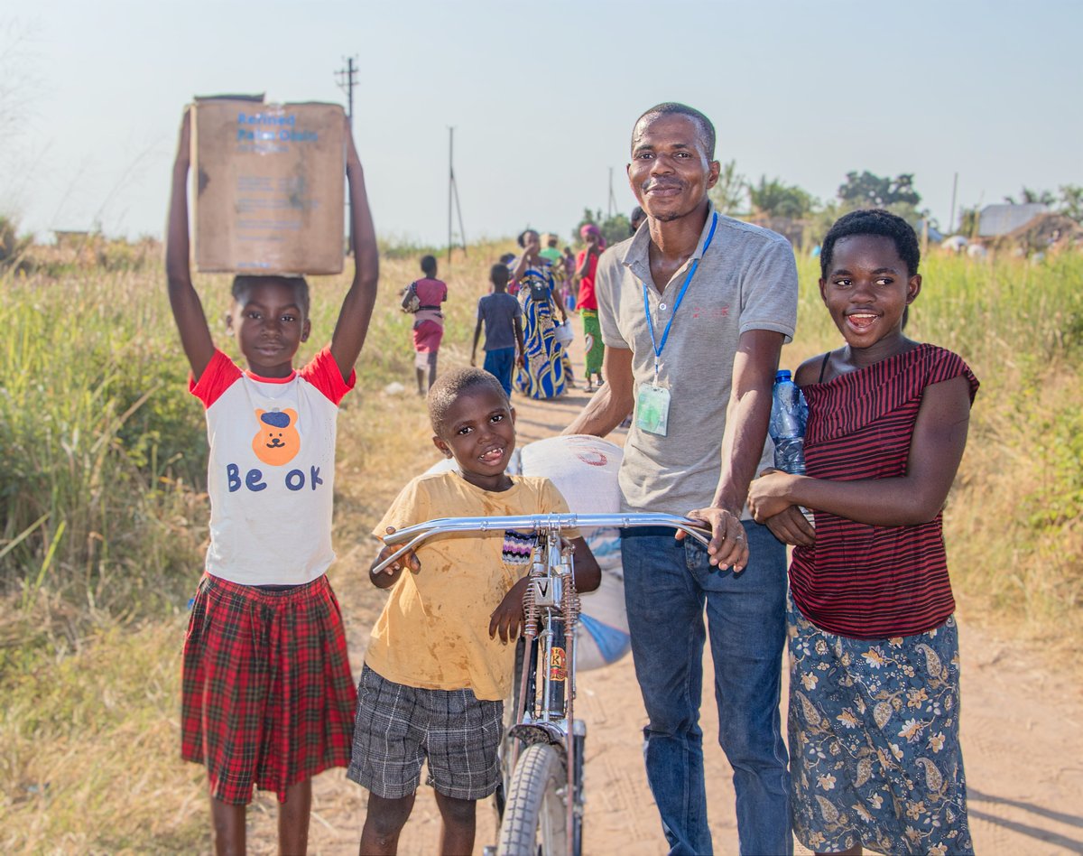 🌊The latest rise of the Congo River’s waters has engulfed Didier Kabwe's house in Kabalo. Like hundreds of other affected families,Kabwe and his family were forced to move to a safe area.'' The food assistance received from @WFP on 22 May will enable us to eat for two months.''