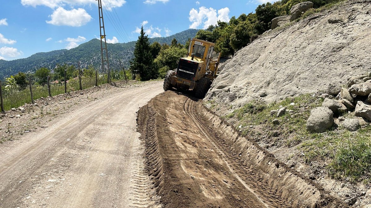 Andırın kırsalında ulaşım standardını iyileştirmek için 21 mahallede yol bakım, onarım ve asfalt uygulamalarımız devam ediyor.⚒️