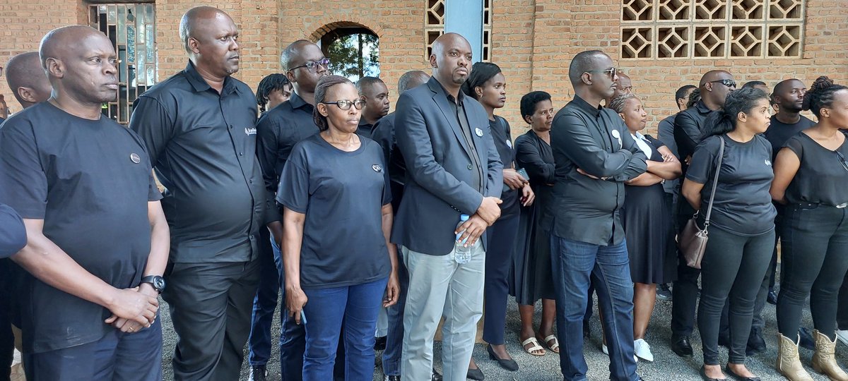 Nonaha: Itsinda ry'abakozi bahagarariye abandi @chu_butare bari gusura urwibutso rwa Jenoside yakorewe Abatutsi mu 1994 rwa Ntarama @BugeseraDistr . Ni mu rwego rwo gukomeza #kwibuka30 no gufasha abakozi kurushaho kumenya amateka ya Jenoside hirya no hino mu gihugu #NeverAgain