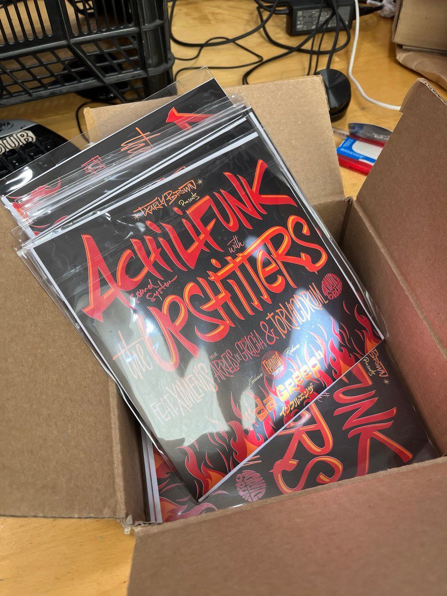 Avui ja és dispo a totes les plataformes DA GREEP (Sleng Teng), la per-versió que Upshitters i Achilifunk han parit del mític hit LA GRIP de Xerramequ Tiquis Miquis.

Escolta aquí: dagreep.ppf.cat
I trinca't el vinil 7" que queda el grapaet que veus!