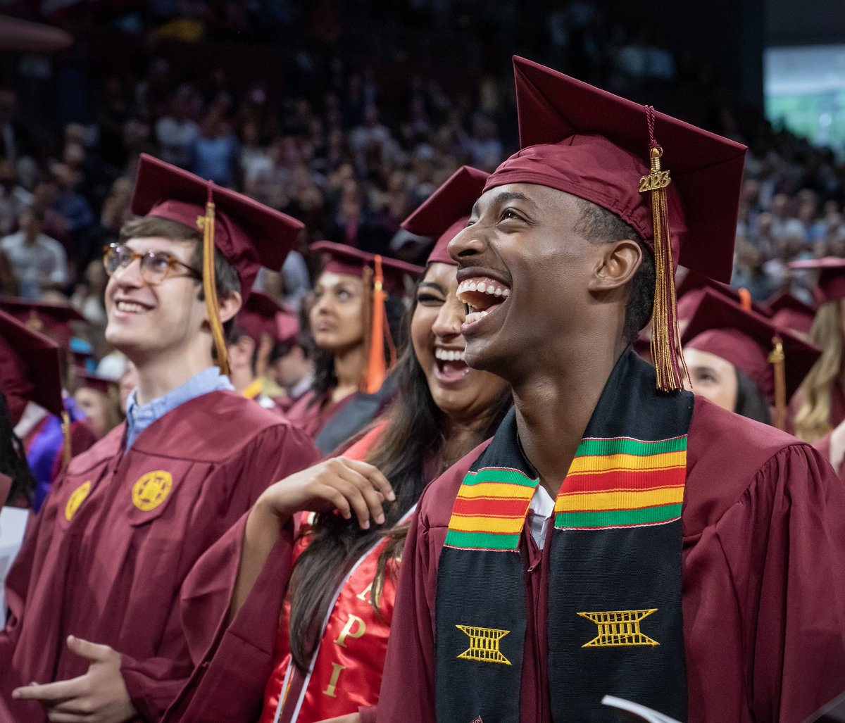 ElonConnieBook's tweet image. Good morning, soon-to-be graduates! In just a few hours, @elonuniversity will begin our first of two Undergraduate Commencement ceremonies in Schar Center. #ElonGrad #LongLiveElon