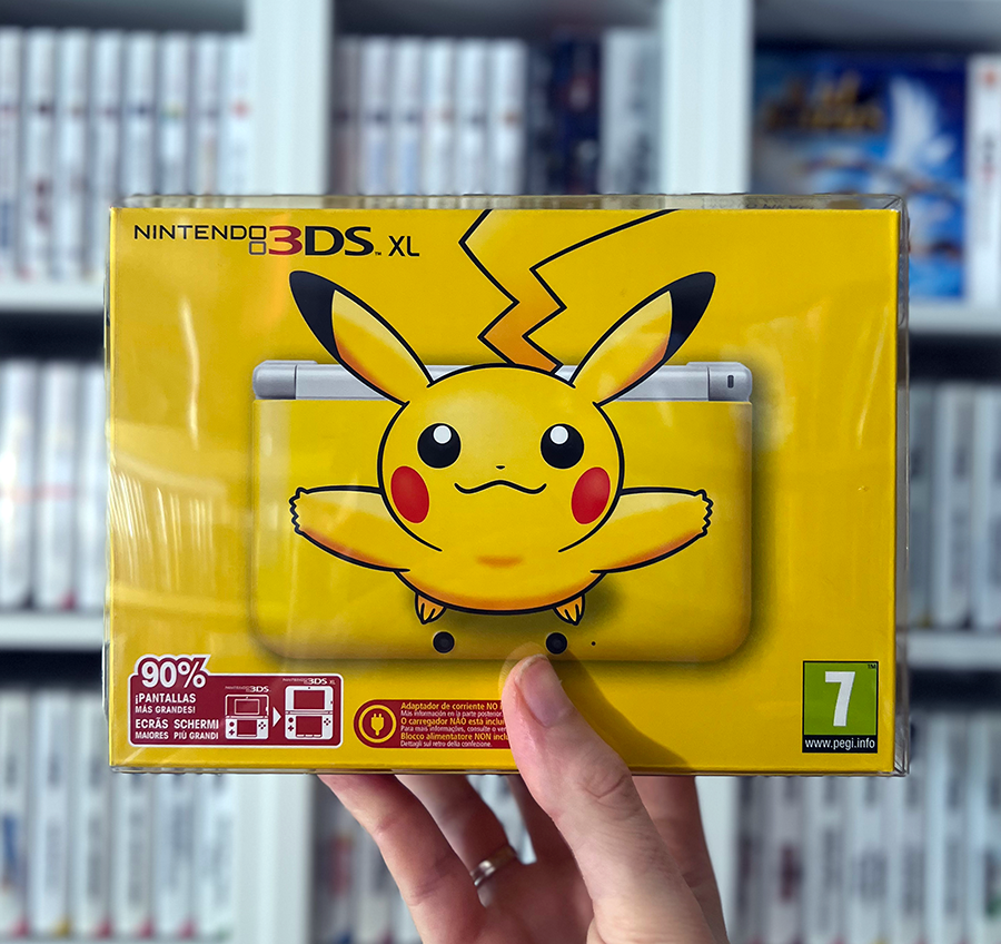 RetroGameLoveP1's tweet photo. PET mode ON π€£ y que bien queda esta 3DS Pikachu nueva a estrenar πππ Pon un Pokemon en tu vida! #pokemon #NintendoLife #boxprotectorshop https://t.co/Nyt5ICs4Jx