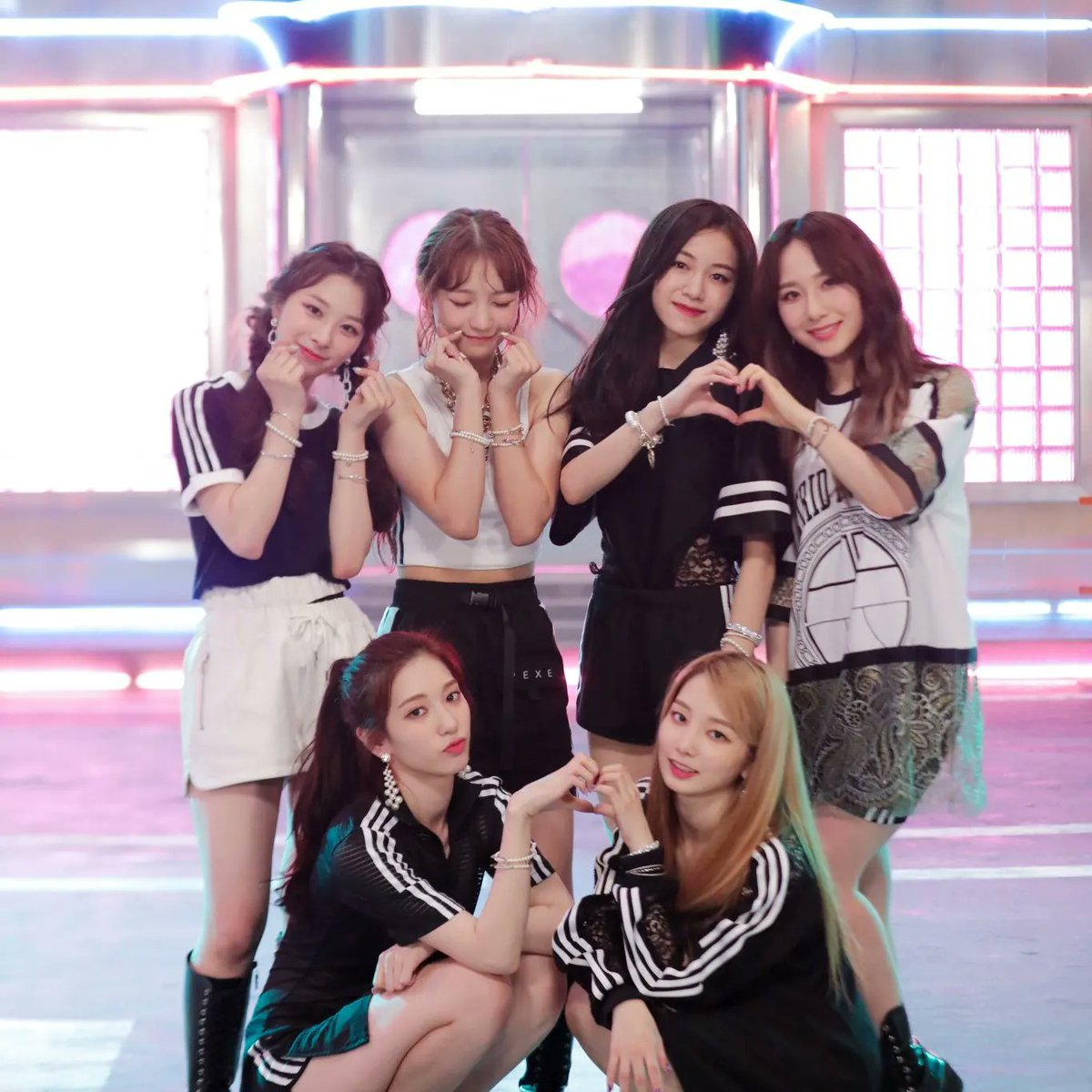 deeznutyeonhee's tweet photo. #ThankyouJuri #RocketPunch #로켓펀치 https://t.co/NFR1OIA0Rb
