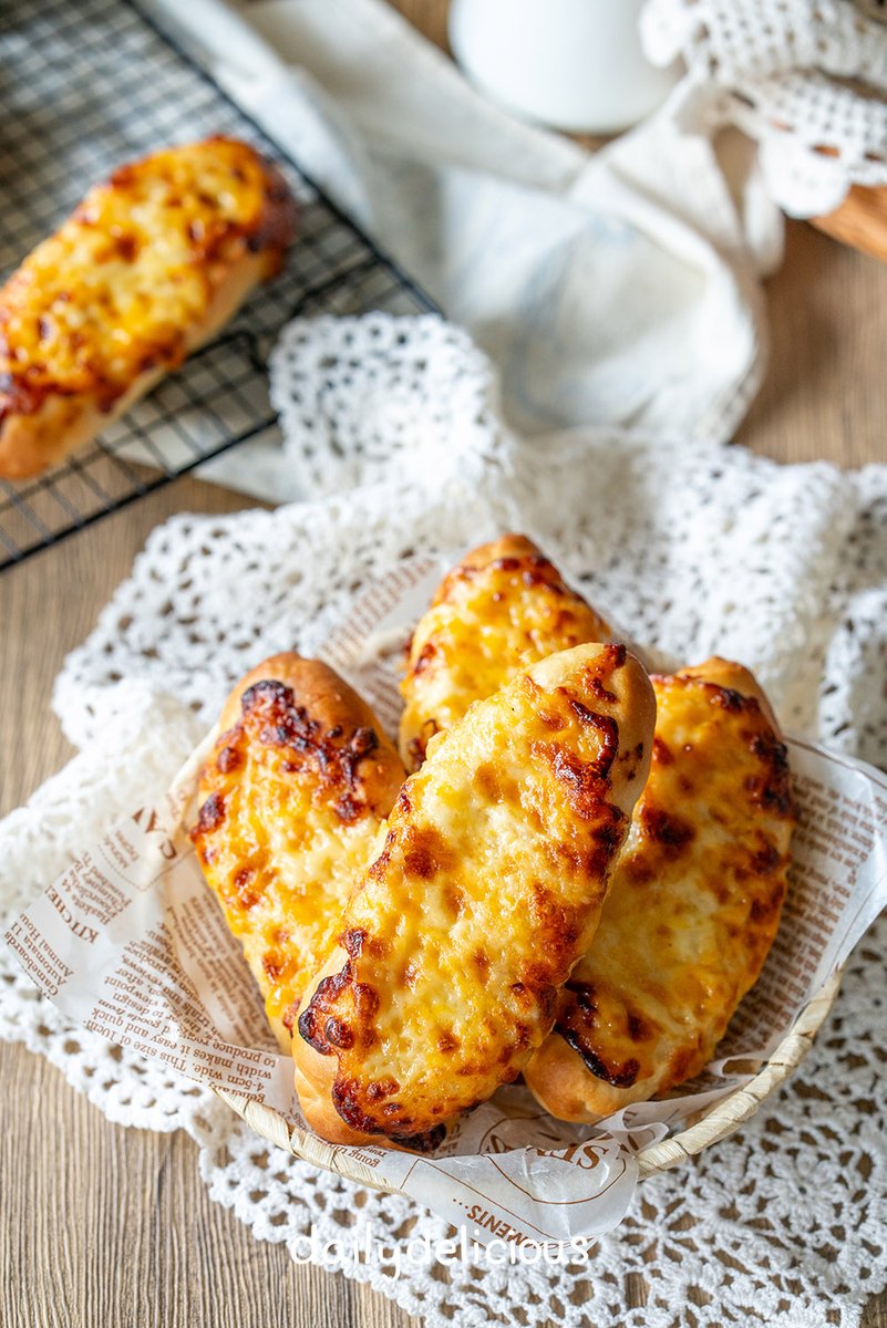 dailydelicious's tweet photo. ขนมปังฝรั่งเศสแบบนิ่มหน้าชีส/ cheesy Soft French / チーズソフトフレンチ

ขนมปังเนื้อดี เคี้ยวเพลิน
ทำก็ง่าย (นวดในเครื่องก็ได้นะ)
พร้อมหน้าชีสที่เยอะถึงใจ
ชีสเยอะๆ อร่อยแบบนี้ใครๆ ก็ชอบ ^^

สูตรตามนี้ https://t.co/ihAyxO2rZ1

#ขนมปัง https://t.co/LF2i5hxCcT