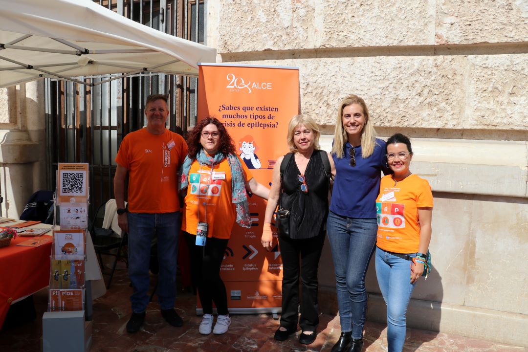 micofvlc's tweet photo. 🧡 El MICOF muestra su apoyo hacia @ALCEEpilepsia que hoy cuenta con una mesa informativa junto al @AjuntamentVLC  con motivo del Día Nacional de la Epilepsia.

🤝 Allí se ha acercado la vocal de RSC Candelaria Almenar para compartir esta jornada.

🔗 https://t.co/HqcRP3Fkn5 https://t.co/kIreyJxQZL