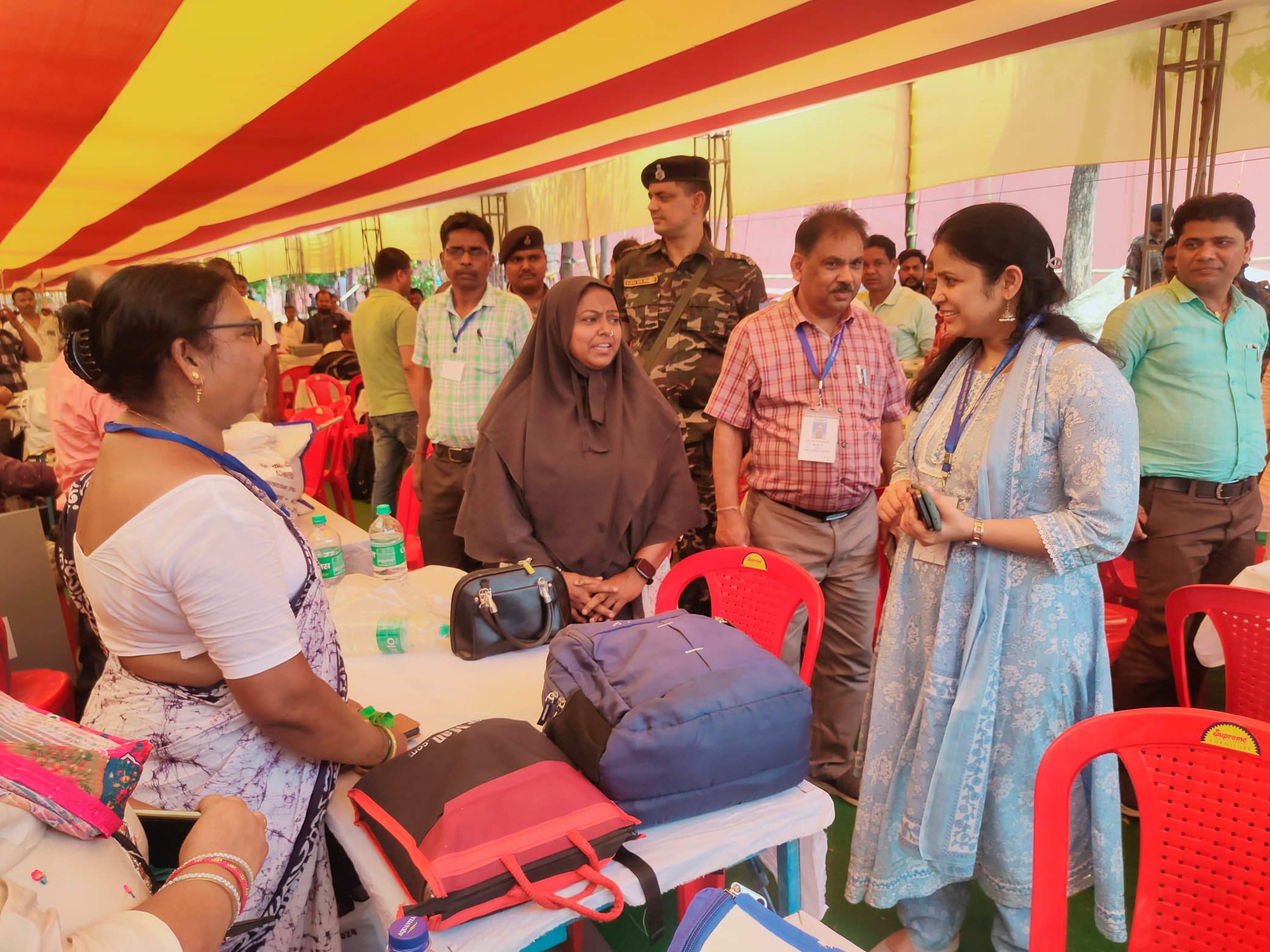 ■मतदान के लिए सभी पोलिंग पार्टियां हुईं रवाना
■लोकसभा आम निर्वाचन, 2024 अंतर्गत 07 धनबाद लोकसभा क्षेत्र के लिए मतदान कल 
■सुबह 7 बजे से शाम 5 बजे तक होगा मतदान
#votekaregadhanbad 
#25may 