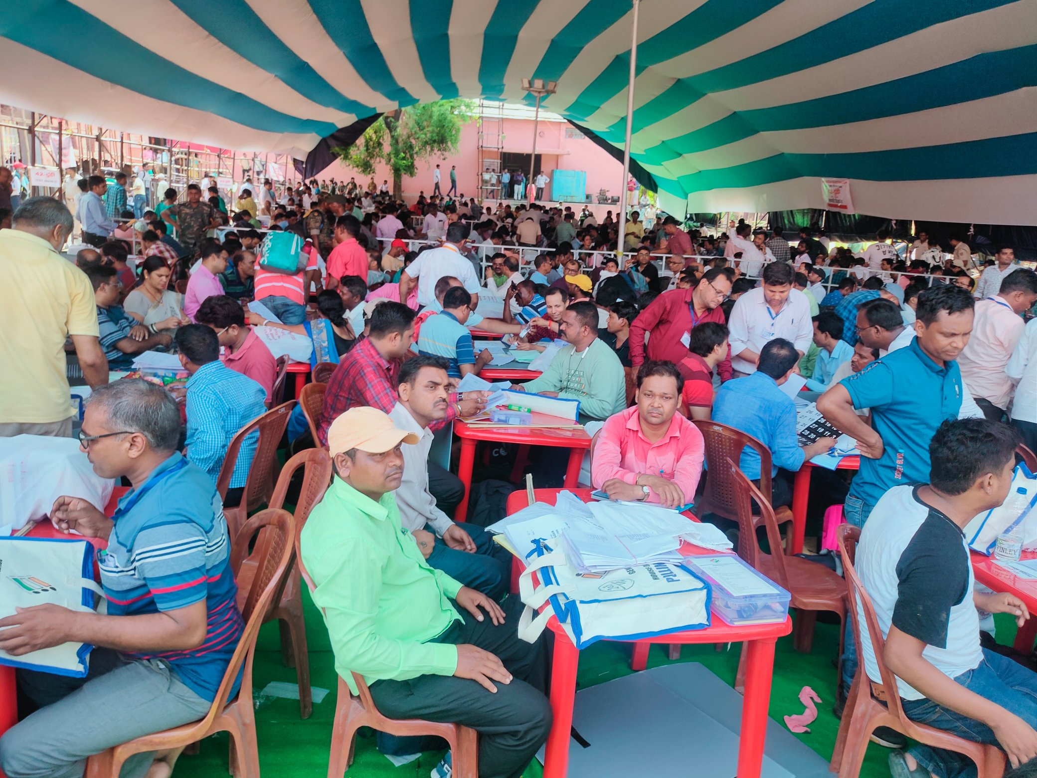 ■मतदान के लिए सभी पोलिंग पार्टियां हुईं रवाना
■लोकसभा आम निर्वाचन, 2024 अंतर्गत 07 धनबाद लोकसभा क्षेत्र के लिए मतदान कल 
■सुबह 7 बजे से शाम 5 बजे तक होगा मतदान
#votekaregadhanbad 
#25may 