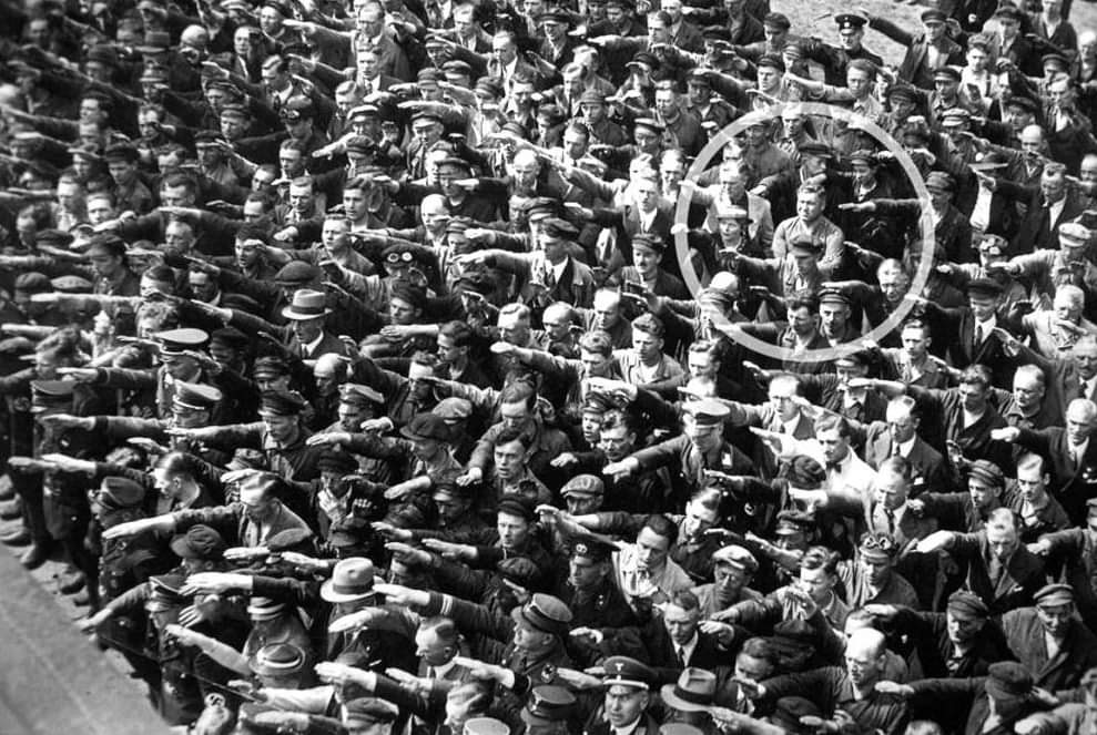 Un día como hoy, el 24 de mayo de 1910, nació August Landmesser, trabajador alemán de astilleros. Se le conoce por ser probablemente el trabajador que se opuso desafiantemente a hacer el saludo nazi durante la botadura de un barco.