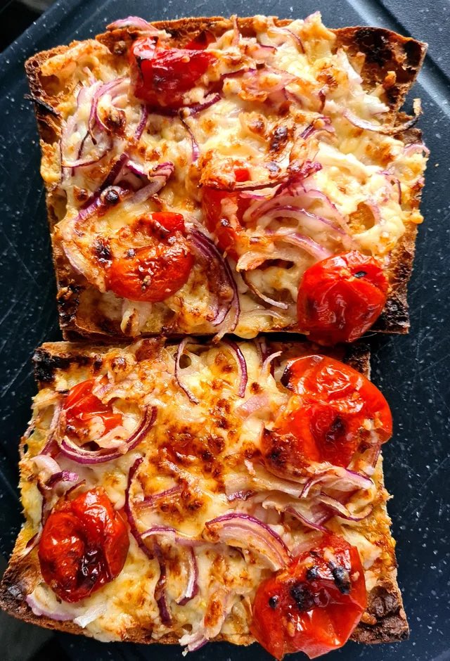 WHATSFORDlNNER's tweet image. Cheese, Onion and Tomato on Toast