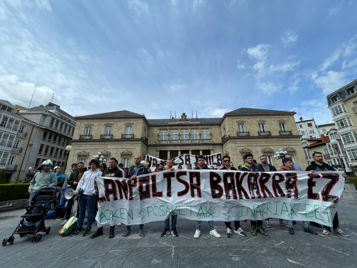 AprobadosSuhil's tweet photo. Tras la exitosa concentración que realizamos el miércoles 22 delante de la diputación de Araba en Gasteiz, publicamos nuestro posicionamiento y punto de vista sobre el objeto de protesta: 
https://t.co/K281XCwNmh (Castellano)
https://t.co/iirVSLWzCj (Euskaraz) https://t.co/LsAInMXVOr
