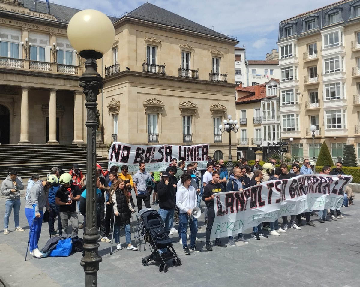 AprobadosSuhil's tweet photo. Tras la exitosa concentración que realizamos el miércoles 22 delante de la diputación de Araba en Gasteiz, publicamos nuestro posicionamiento y punto de vista sobre el objeto de protesta: 
https://t.co/K281XCwNmh (Castellano)
https://t.co/iirVSLWzCj (Euskaraz) https://t.co/LsAInMXVOr