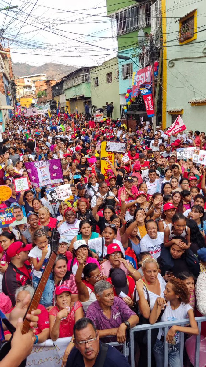 La 🅰️lcaldesa @gestionperfecta felicitó a los guerrer@s de La Vega por la gran movilización del pasado #23May, un pueblo que salió a la calle con pancartas y alegría en apoyo al Pdte @NicolasMaduro. #CreoEnVenezuela #oriele #sergetti #perletti #donnalisi #poupettekenza