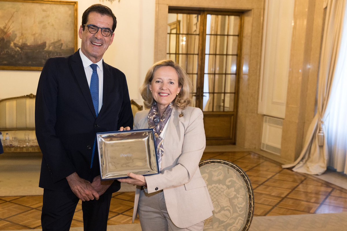 🇪🇺🇵🇹 Very good meeting with Mayor Rui Moreira in #Porto, a vibrant and beautiful city and a great example of Portugal’s success. The @EIB Group is a key partner to finance investments that improve schools, housing, mobility and sustainability. Muito obrigada pela hospitalidade!
